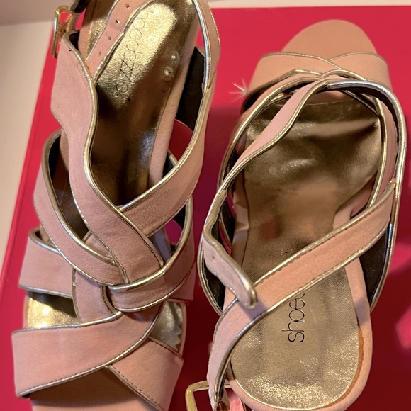 Shoe Dazzle Faux Suede Barbie Pink w/Silver trim Platform Heels sz 8.5 - Picture 2 of 9